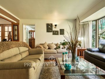 Se vende espaciosa Casa en exclusivo condominio La Reina