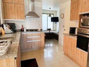 OPORTUNIDAD!! EQUIPADÍSIMA CASA FAMILIAR 5D/4B