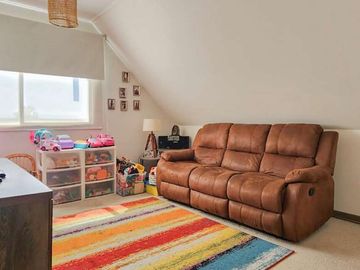 OPORTUNIDAD!! EQUIPADÍSIMA CASA FAMILIAR 5D/4B