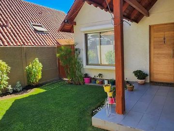 OPORTUNIDAD!! EQUIPADÍSIMA CASA FAMILIAR 5D/4B