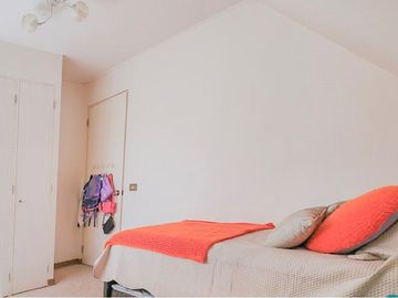 OPORTUNIDAD!! EQUIPADÍSIMA CASA FAMILIAR 5D/4B