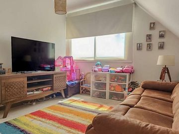 OPORTUNIDAD!! EQUIPADÍSIMA CASA FAMILIAR 5D/4B