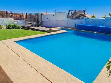 OPORTUNIDAD!! EQUIPADÍSIMA CASA FAMILIAR 5D/4B