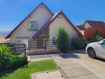 OPORTUNIDAD!! EQUIPADÍSIMA CASA FAMILIAR 5D/4B