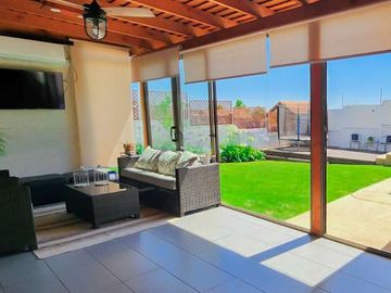 OPORTUNIDAD!! EQUIPADÍSIMA CASA FAMILIAR 5D/4B