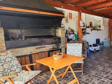 OPORTUNIDAD!! EQUIPADÍSIMA CASA FAMILIAR 5D/4B