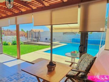 OPORTUNIDAD!! EQUIPADÍSIMA CASA FAMILIAR 5D/4B