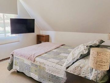 OPORTUNIDAD!! EQUIPADÍSIMA CASA FAMILIAR 5D/4B