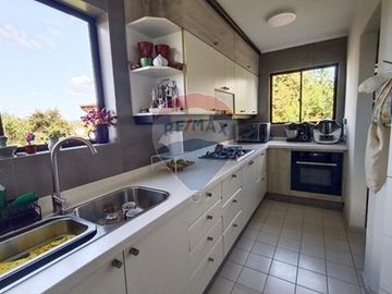 SE VENDE CASA CON VISTA DESPEJADA EN LOS NOTROS