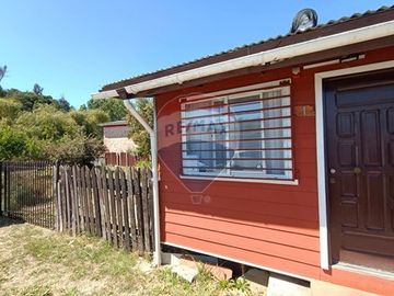 SE VENDE CASA ESQUINA, AMPLIO TERRENO EN MARIQUINA