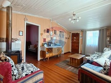 SE VENDE CASA ESQUINA, AMPLIO TERRENO EN MARIQUINA
