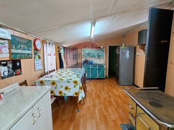 SE VENDE CASA ESQUINA, AMPLIO TERRENO EN MARIQUINA