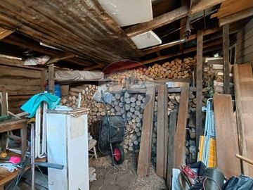 SE VENDE CASA ESQUINA, AMPLIO TERRENO EN MARIQUINA