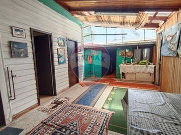 SE VENDE CASA ESQUINA, AMPLIO TERRENO EN MARIQUINA