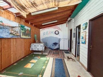 SE VENDE CASA ESQUINA, AMPLIO TERRENO EN MARIQUINA