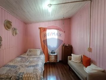 SE VENDE CASA ESQUINA, AMPLIO TERRENO EN MARIQUINA