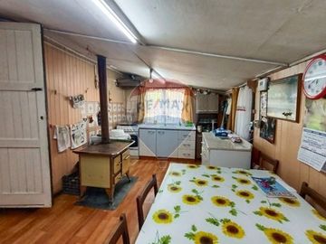 SE VENDE CASA ESQUINA, AMPLIO TERRENO EN MARIQUINA