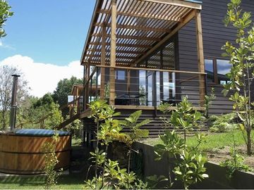 Venta, conj. de casas, a orilla río Quitacalzón