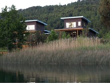 Venta, conj. de casas, a orilla río Quitacalzón