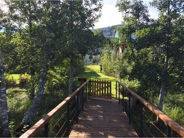Venta, conj. de casas, a orilla río Quitacalzón