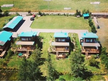Venta, conj. de casas, a orilla río Quitacalzón