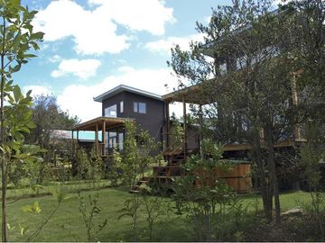 Venta, conj. de casas, a orilla río Quitacalzón