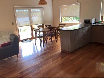 Venta, conj. de casas, a orilla río Quitacalzón