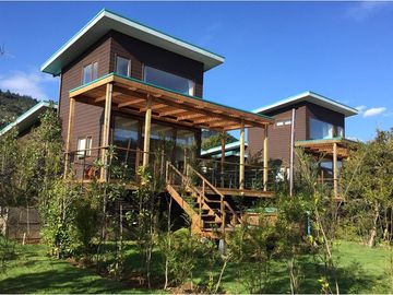 Venta, conj. de casas, a orilla río Quitacalzón