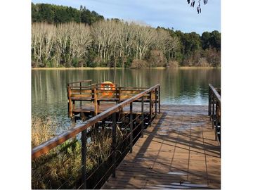 Venta, conj. de casas, a orilla río Quitacalzón