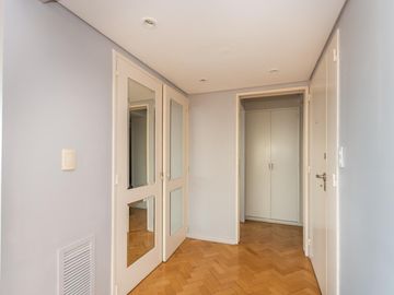 Departamento en Venta, en La Lucila, 4 dormitorios, Terraza propia. Con Seguridad y pileta.
