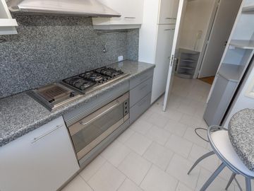 Departamento en Venta, en La Lucila, 4 dormitorios, Terraza propia. Con Seguridad y pileta.