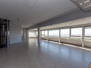 Departamento en Venta, en La Lucila, 4 dormitorios, Terraza propia. Con Seguridad y pileta.