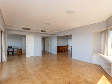 Departamento en Venta, en La Lucila, 4 dormitorios, Terraza propia. Con Seguridad y pileta.