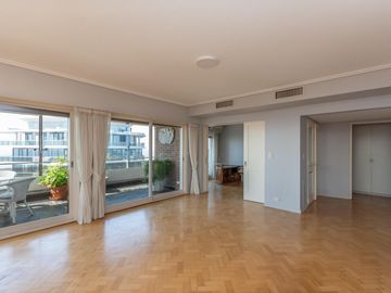 Departamento en Venta, en La Lucila, 4 dormitorios, Terraza propia. Con Seguridad y pileta.