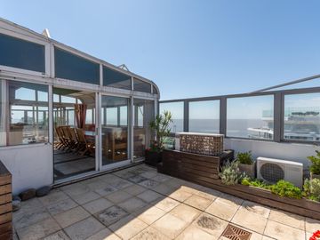 Departamento en Venta, en La Lucila, 4 dormitorios, Terraza propia. Con Seguridad y pileta.