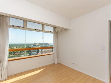 Departamento en Venta, en La Lucila, 4 dormitorios, Terraza propia. Con Seguridad y pileta.