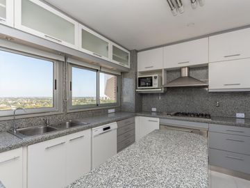 Departamento en Venta, en La Lucila, 4 dormitorios, Terraza propia. Con Seguridad y pileta.
