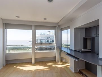 Departamento en Venta, en La Lucila, 4 dormitorios, Terraza propia. Con Seguridad y pileta.