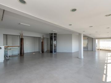 Departamento en Venta, en La Lucila, 4 dormitorios, Terraza propia. Con Seguridad y pileta.