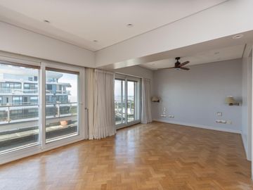 Departamento en Venta, en La Lucila, 4 dormitorios, Terraza propia. Con Seguridad y pileta.