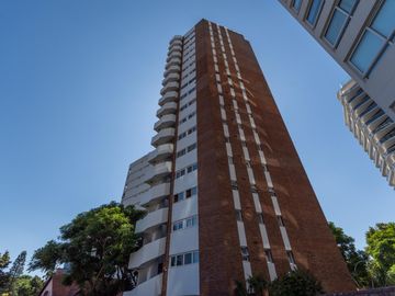 Departamento en Venta, en La Lucila, 4 dormitorios, Terraza propia. Con Seguridad y pileta.