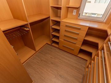 Departamento en Venta, en La Lucila, 4 dormitorios, Terraza propia. Con Seguridad y pileta.