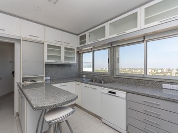 Departamento en Venta, en La Lucila, 4 dormitorios, Terraza propia. Con Seguridad y pileta.