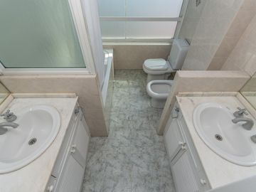 Departamento en Venta, en La Lucila, 4 dormitorios, Terraza propia. Con Seguridad y pileta.