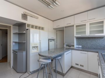 Departamento en Venta, en La Lucila, 4 dormitorios, Terraza propia. Con Seguridad y pileta.