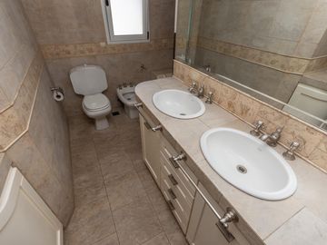 Departamento en Venta, en La Lucila, 4 dormitorios, Terraza propia. Con Seguridad y pileta.