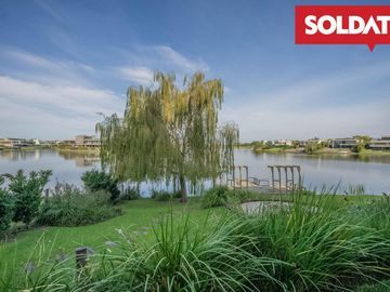 Venta departamento 4 ambientes con dep. Aqua Golf, Nordelta, vista lago, jardín propio Oportunidad.