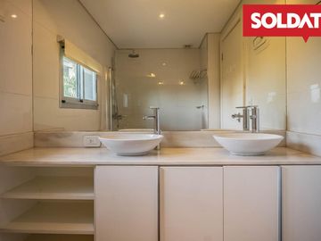 Venta departamento 4 ambientes con dep. Aqua Golf, Nordelta, vista lago, jardín propio Oportunidad.
