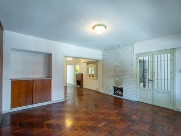PH EN VENTA - Villa Urquiza con Patio-Parrilla-Terraza