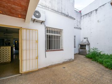PH EN VENTA - Villa Urquiza con Patio-Parrilla-Terraza
